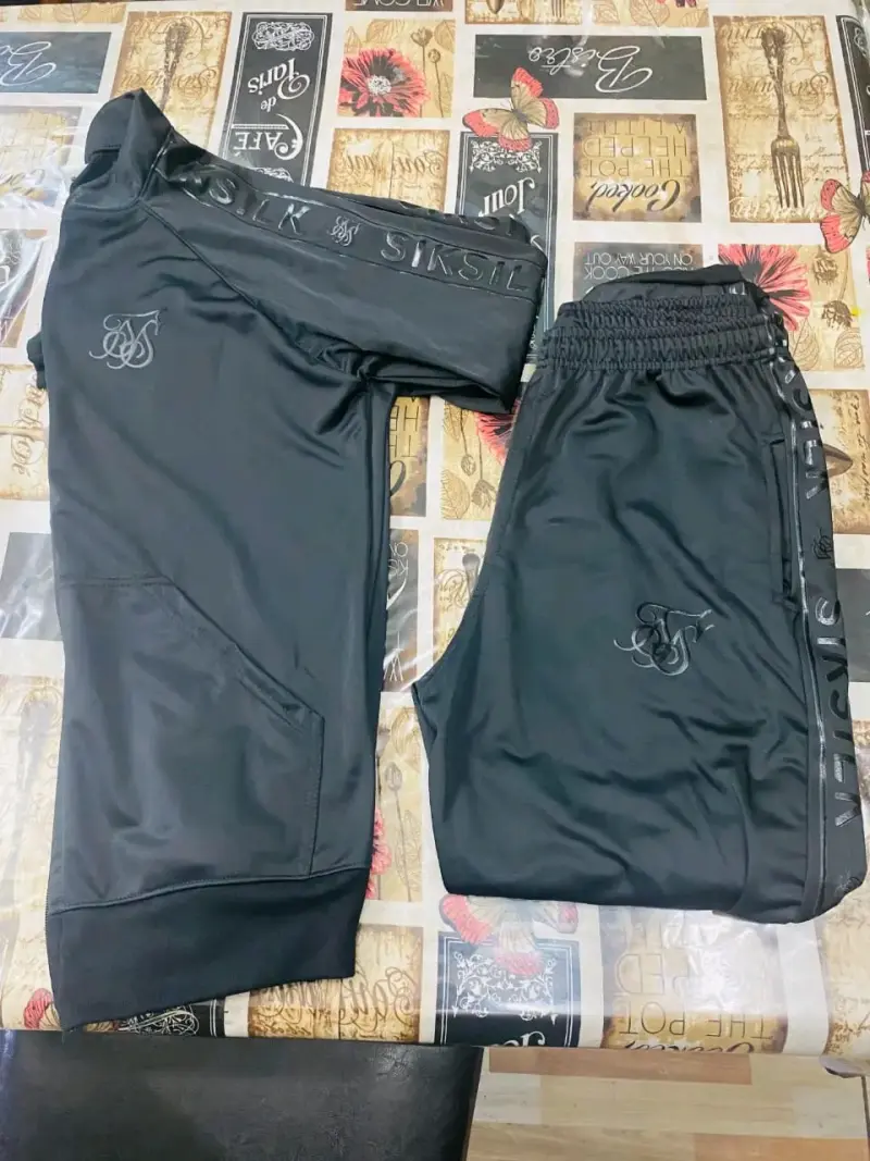 Conjunto deportivo negro SikSilk