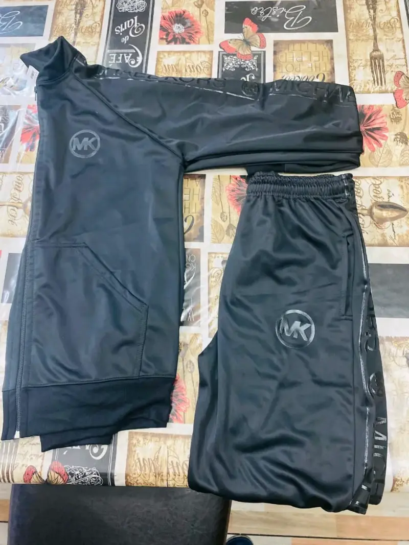 Conjunto deportivo negro