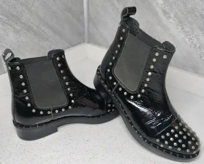 Botines Hush Puppies 1 uso, negros con tachas. - miniatura 1