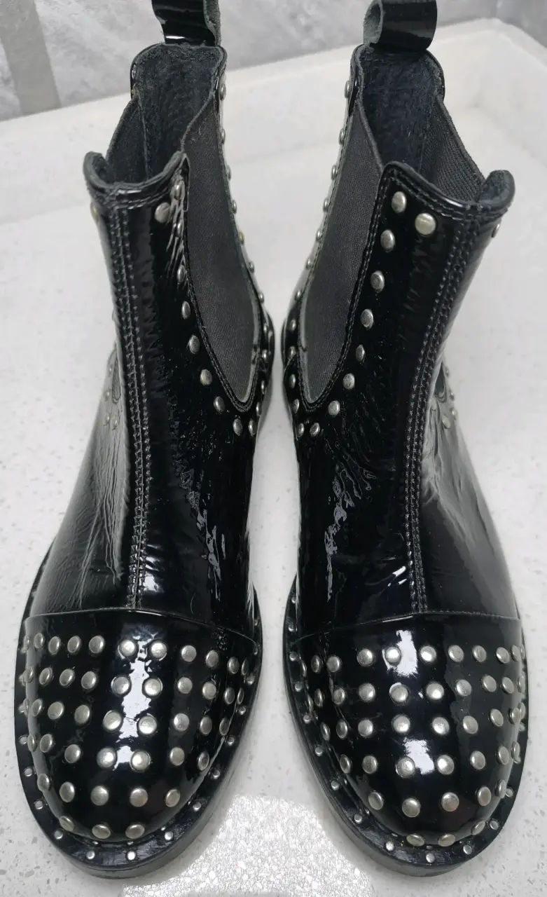 Botines Hush Puppies 1 uso, negros con tachas. - 2