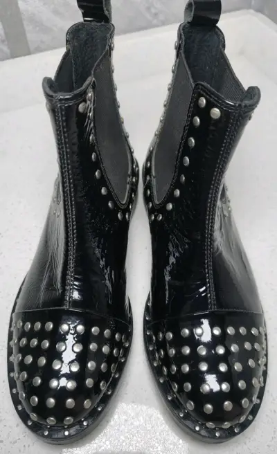 Botines Hush Puppies 1 uso, negros con tachas. - miniatura 2