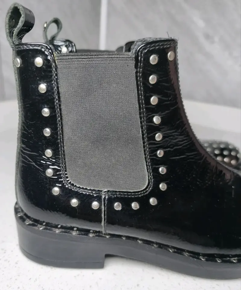 Botines Hush Puppies 1 uso, negros con tachas. - 6