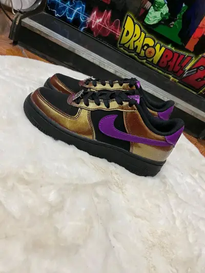 Zapatillas negras y doradas - miniatura 1