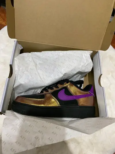 Zapatillas negras y doradas - miniatura 2