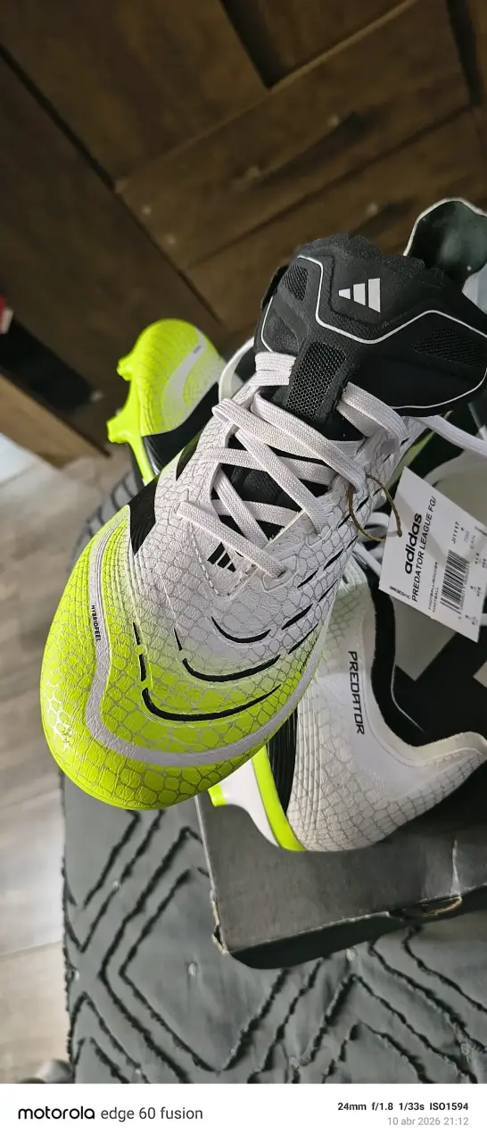 Zapatos de fútbol blanco y verde - 2