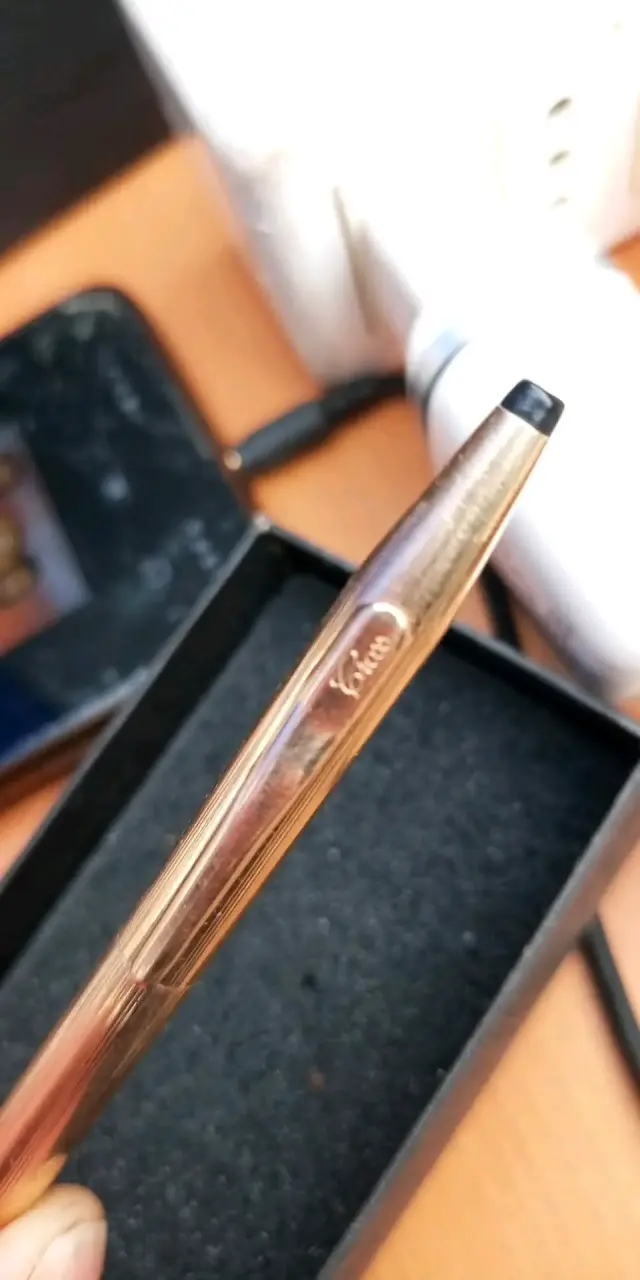 Lápiz y lentes enchapados en oro - 1