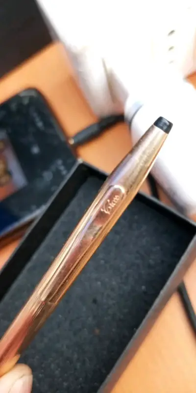 Lápiz  y lentes enchapados en oro - miniatura 1