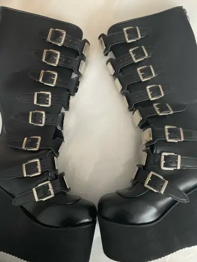 Botas negras con plataformas altas - miniatura 1