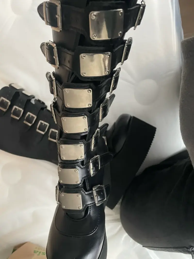 Botas negras con plataformas altas - 2