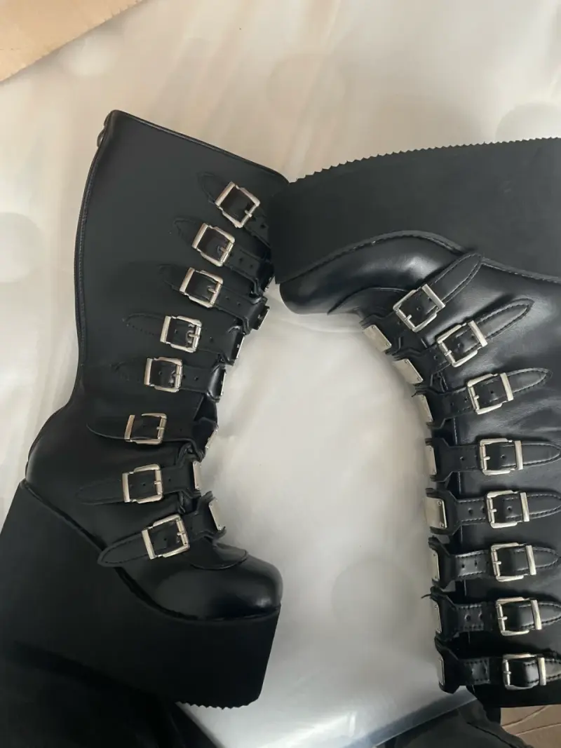 Botas negras con plataformas altas - 3