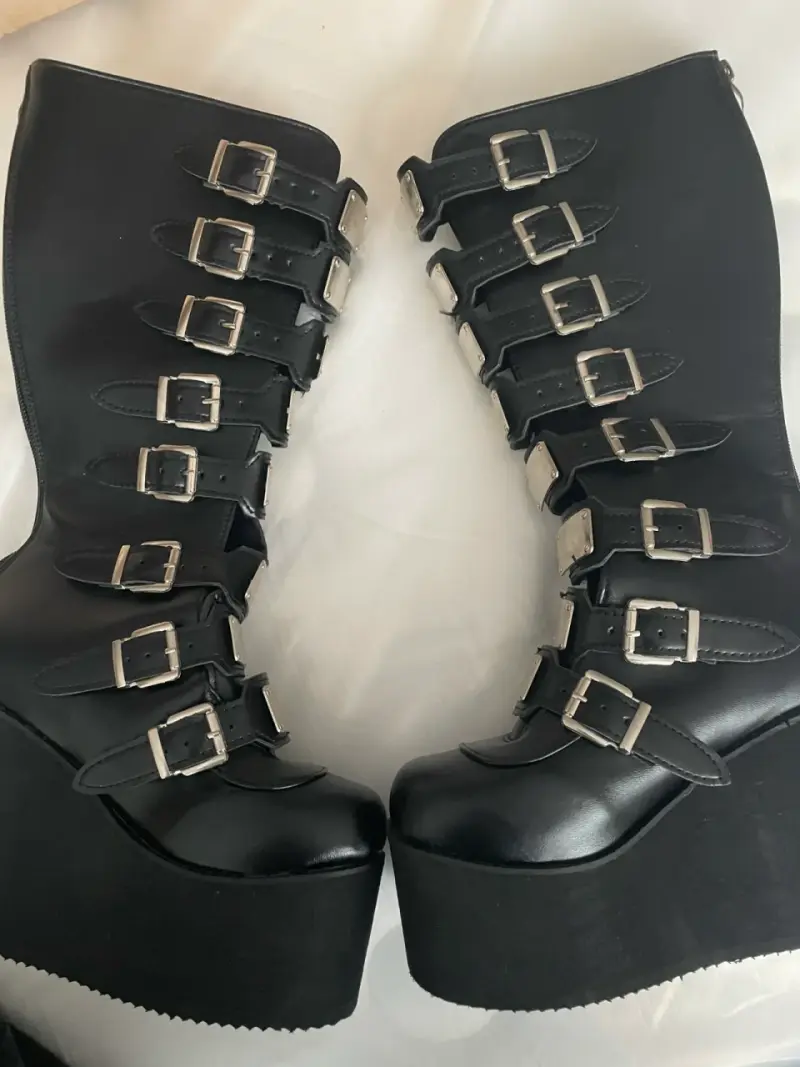 Botas negras con plataformas altas - 4