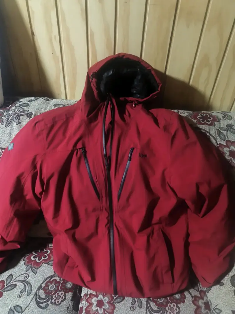 Chaqueta roja con capucha
