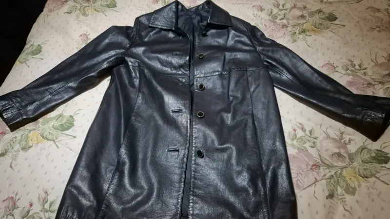 Abrigo de cuero negro
