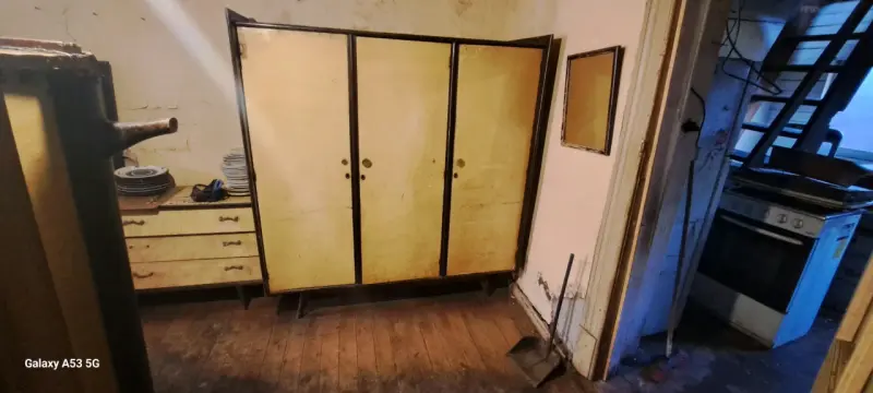 Ropero antiguo de madera