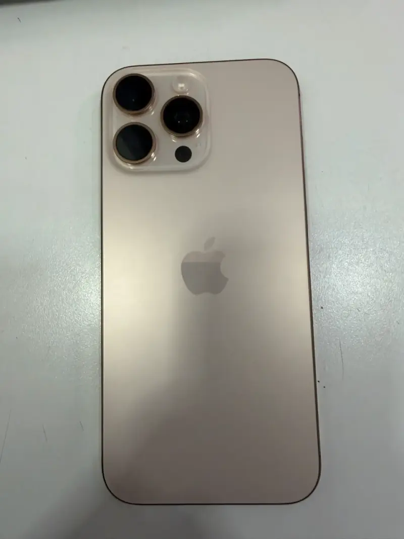 iPhone dorado casi nuevo 16 pro Max - 1