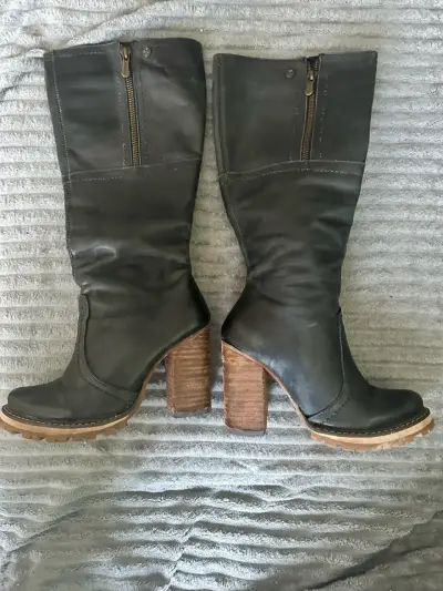 Botas de cuero negro con tacón - miniatura 1