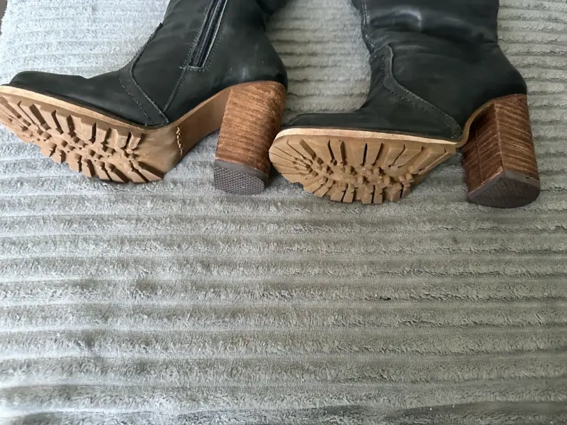 Botas de cuero negro con tacón - 4