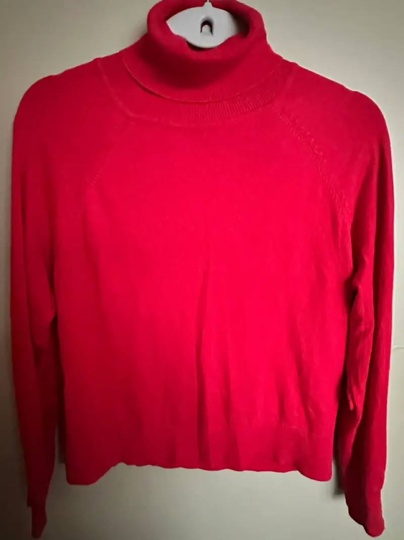 Sweater rojo cuello alto - 1
