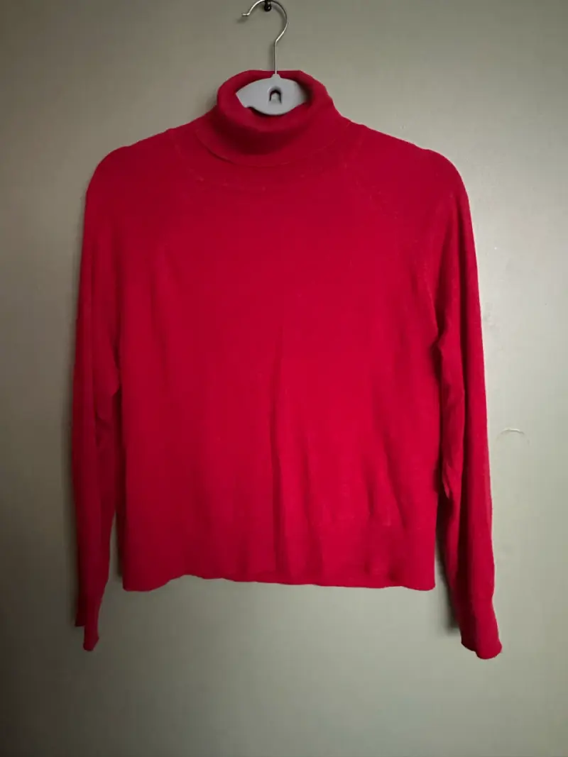 Sweater rojo cuello alto - 2