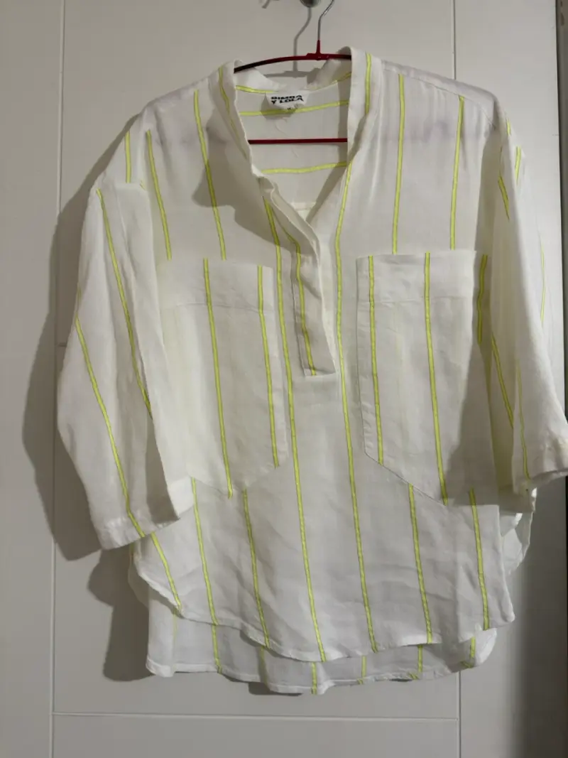 Blusa blanca con rayas amarillas - 1