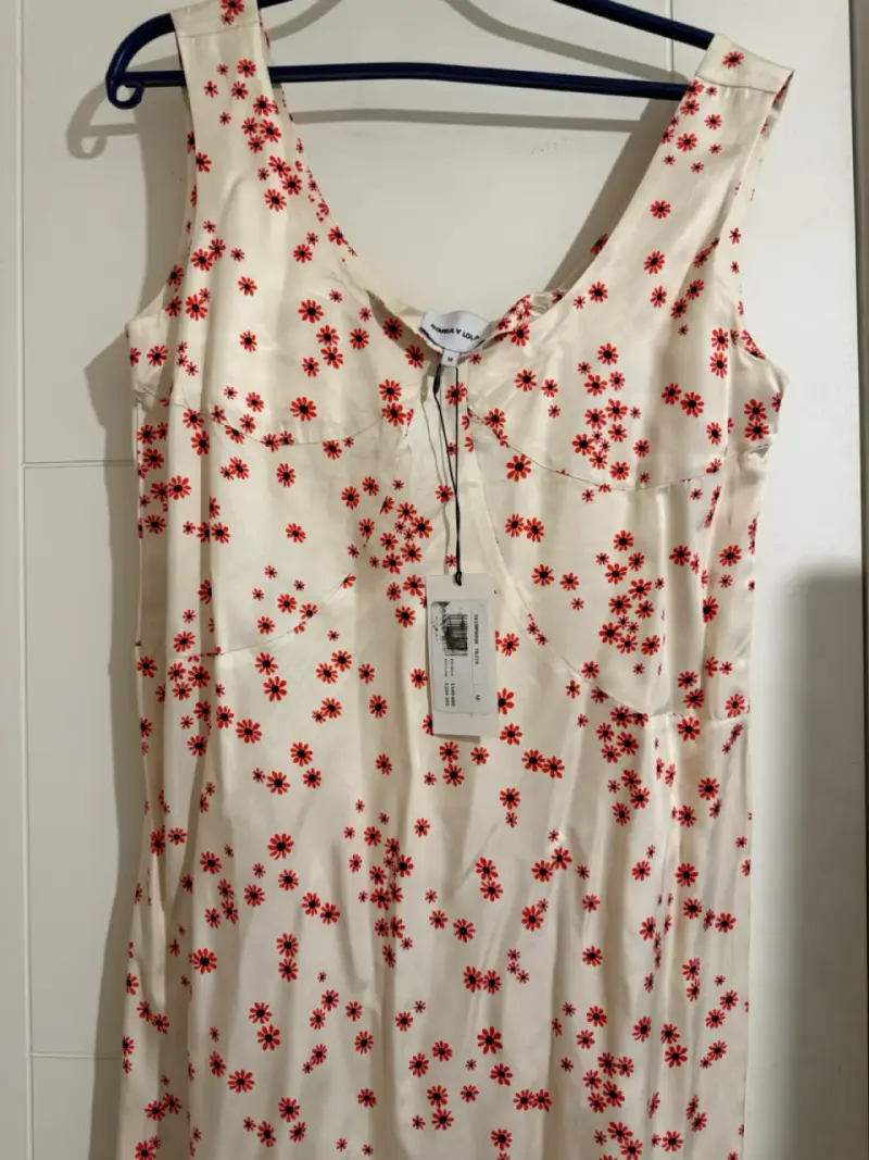 Vestido blanco con flores rojas - 1