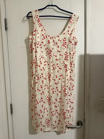 Vestido blanco con flores rojas - miniatura 2