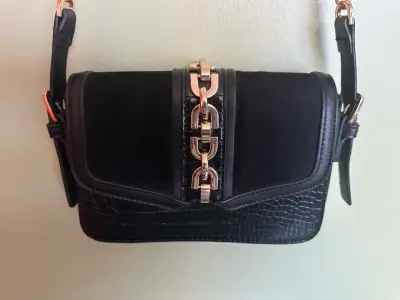 Cartera negra con cadena dorada - miniatura 1