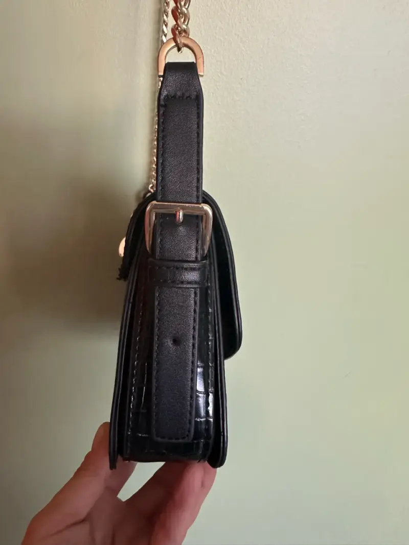 Cartera negra con cadena dorada - 2