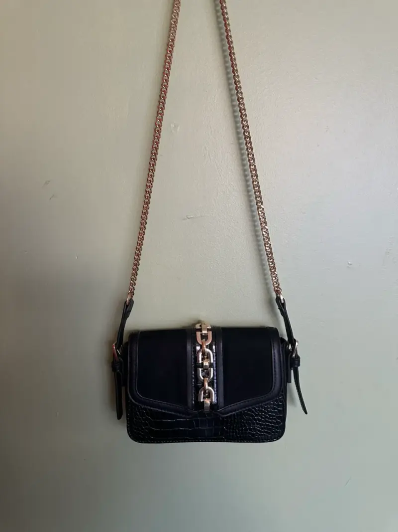 Cartera negra con cadena dorada - 3