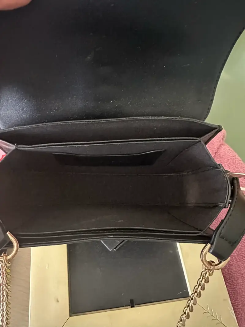 Cartera negra con cadena dorada - 4