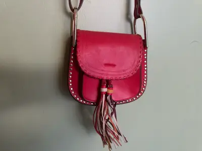 Cartera rosa con flecos y tachas - miniatura 1