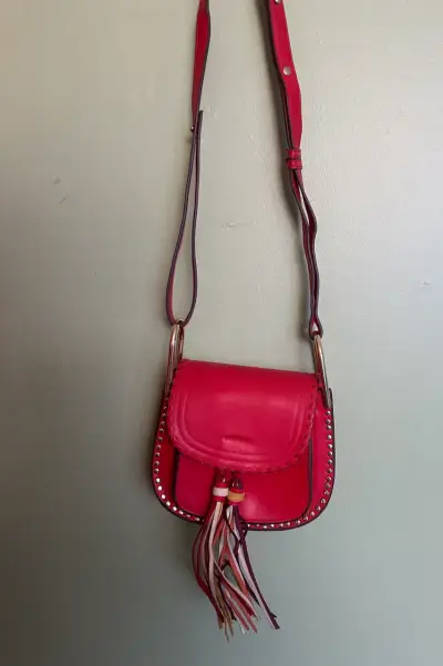 Cartera rosa con flecos y tachas - miniatura 2