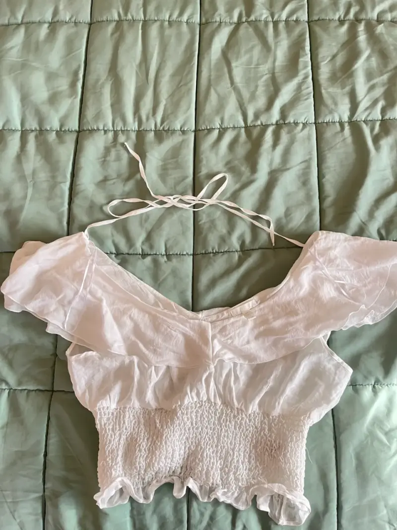 Blusa blanca con hombros descubiertos - 1
