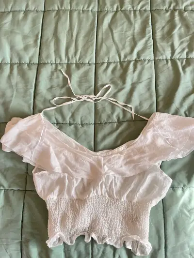 Blusa blanca con hombros descubiertos - miniatura 1