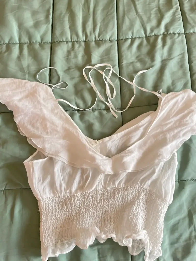 Blusa blanca con hombros descubiertos - 2