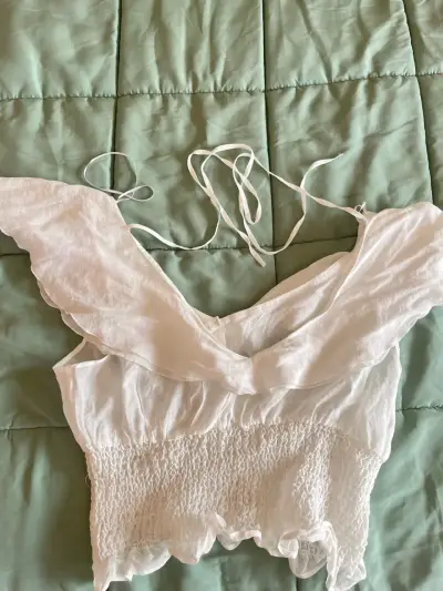 Blusa blanca con hombros descubiertos - miniatura 2