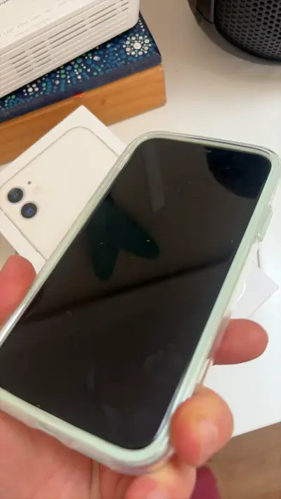 Teléfono inteligente con funda - miniatura 1