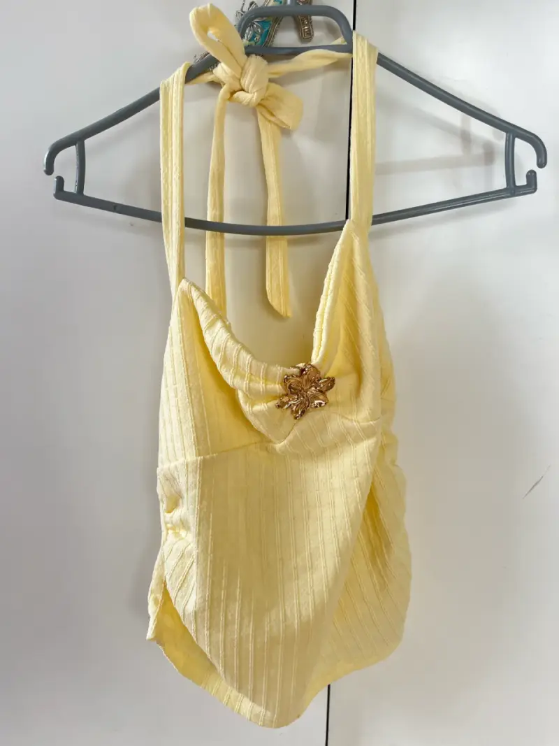 Top amarillo con detalle floral - 1