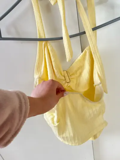 Top amarillo con detalle floral - miniatura 2