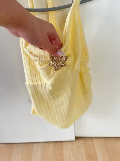 Top amarillo con detalle floral - miniatura 3