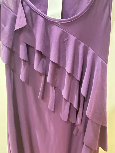 Vestido morado con volantes - miniatura 3