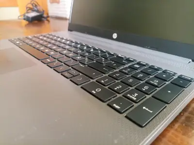 Notebook HP en buen estado - miniatura 3