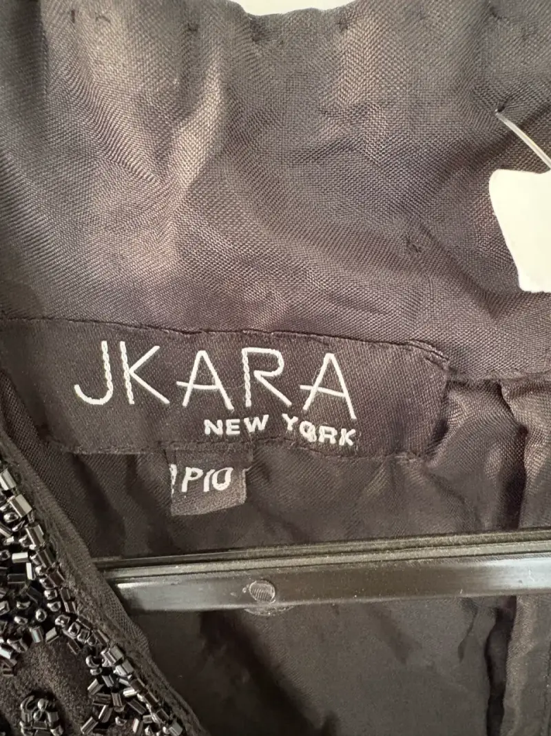Vestido negro con bordados Jkara New York - 3