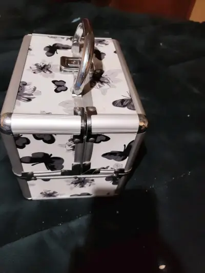 Maletín con diseño de mariposas - miniatura 3