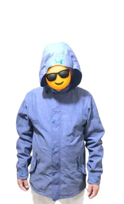 Chaqueta azul con capucha - miniatura 2