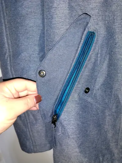Chaqueta azul con capucha - miniatura 3