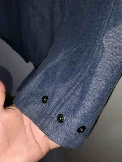 Chaqueta azul con capucha - miniatura 4