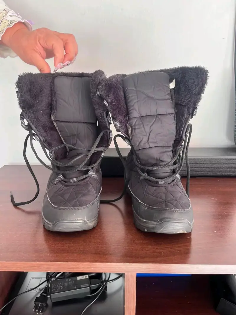 Botas negras para nieve