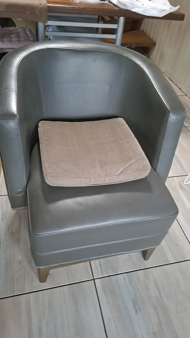 Sofá de cuero gris y beig - 5