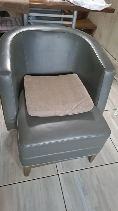 Sofá de cuero gris y beig - miniatura 5